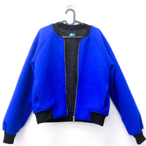 Bomberjacke Wollwalk knallblau/schwarz mit Stippchen studio du.