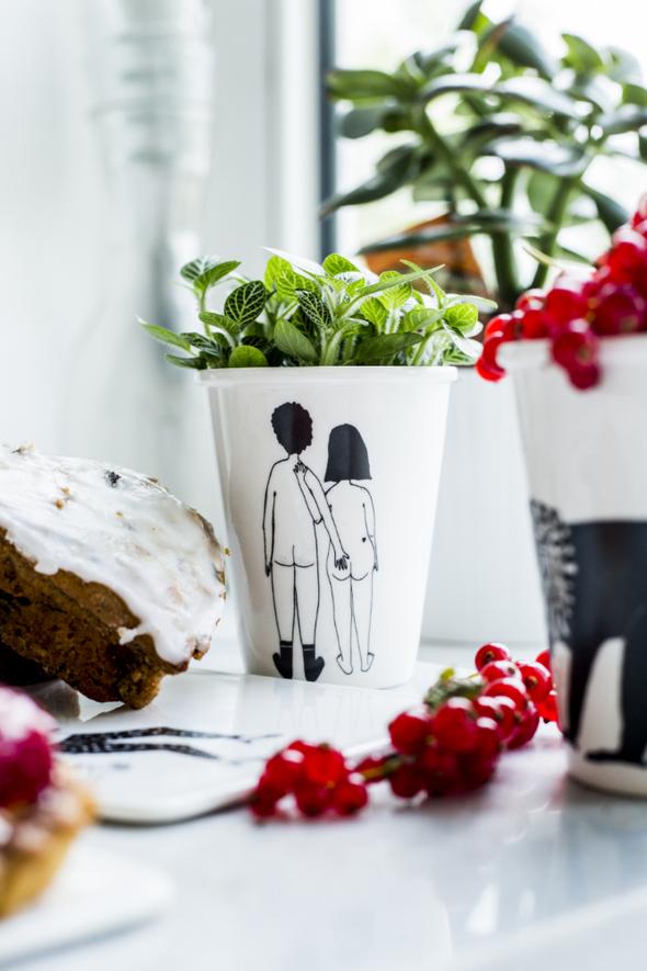 helen b Becher 'naked couple back' – Bild 3