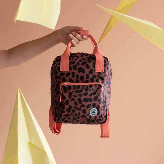 Rucksack klein 'Jaguar Spots Pink | Studio Ditte' – Bild 3
