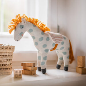 Kuscheltier 'Kuscheltier Pferd mit blauen Punkten und Sattel, 40 cm' AvaundYves