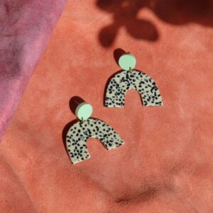 niemalsmehrohne Ohrringe 'Greige Dots Bogen Statement'