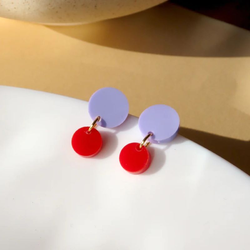 niemalsmehrohne Ohrringe 'Big Dotty Acryl in flieder rot' – Bild 2