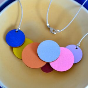 Rasmussons Kurze Holzkette 'Bubbles - blue, orange, pink'