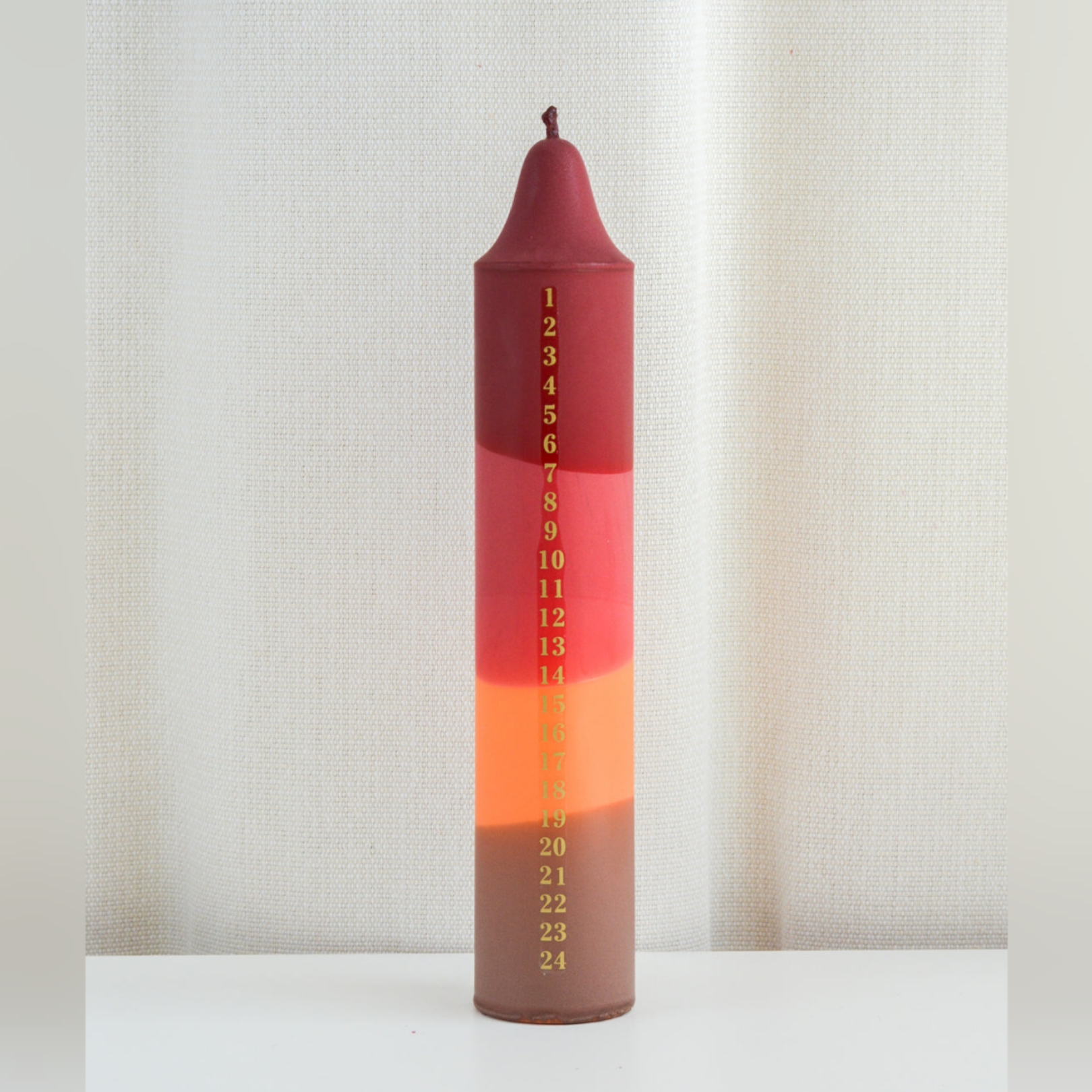 AdventskalenderKerze rot, fuchsia, orange, braun